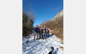Les randonneurs à Roquefixade pour profiter de la neige!